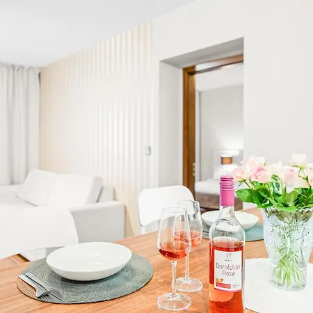 Prostorný Dvoupokojový 52m2 Apartamento *